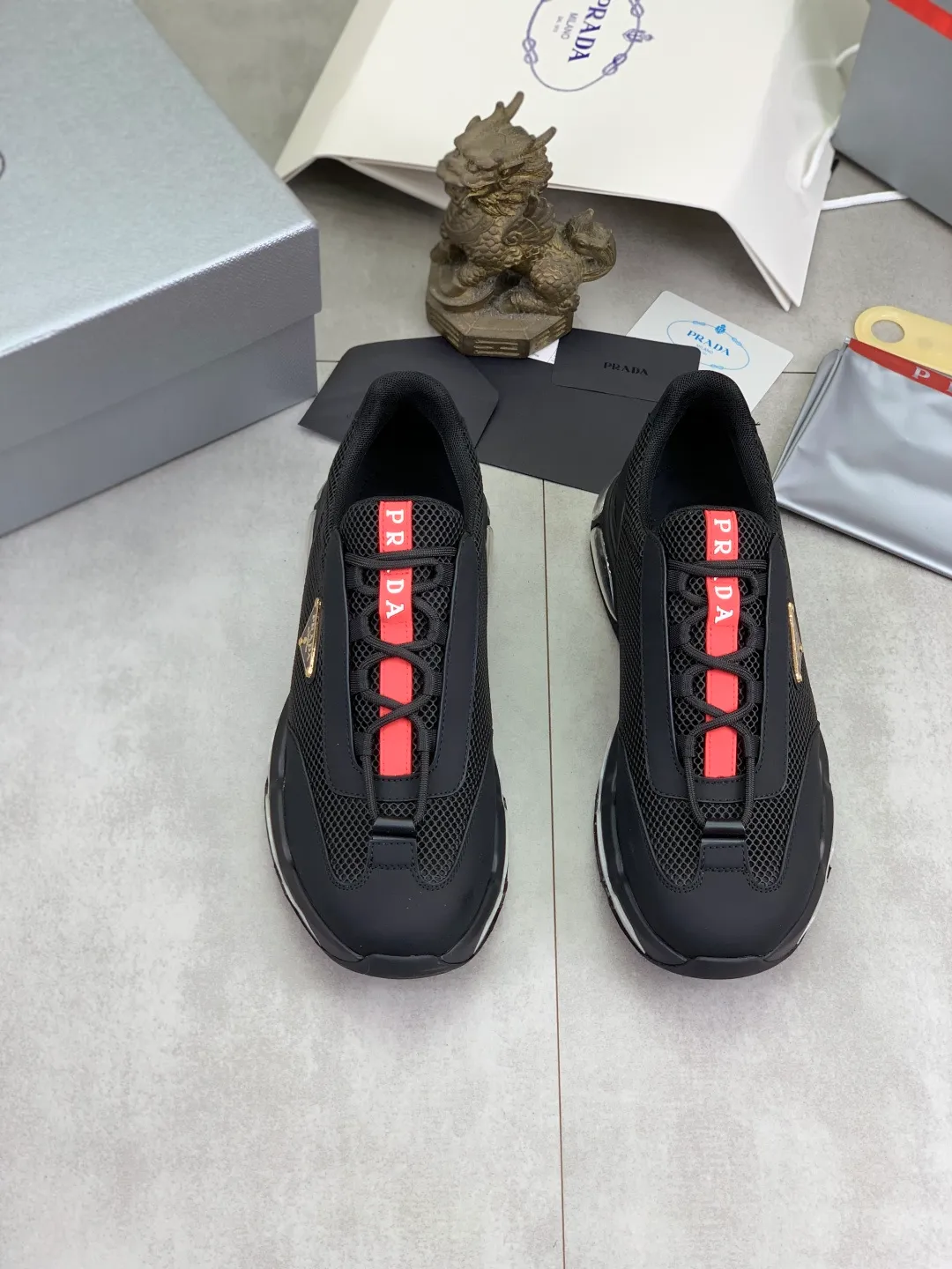 Men's men's shoes 💰P660 💰[New model] The top version is now available on the official website, 🆘 Air-cushion shock-absorbing thick-soled trendy brand (Prada) is the main popular model, avant-garde and versatile fashionable men's shoes, private version mold opening, cowhide surface splicing 1:1.. Simple fashion, original imported cowhide feet; the atmosphere and personality are more fashionable, eye-catching and pursuing class. It will subvert the old idea and be a must-have for fashion trendsetters with you! Must keep it for yourself ! Tall and comfortable, large and low, high-end quality workmanship. Size: 38-44 3️⃣colors available.